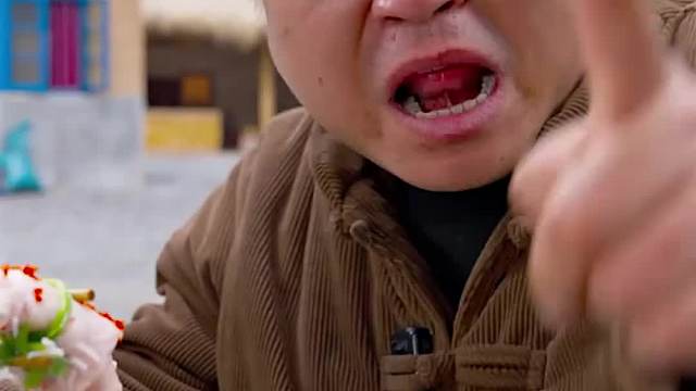 三个各怀心思的人在农村玩盲盒吃饭挑战