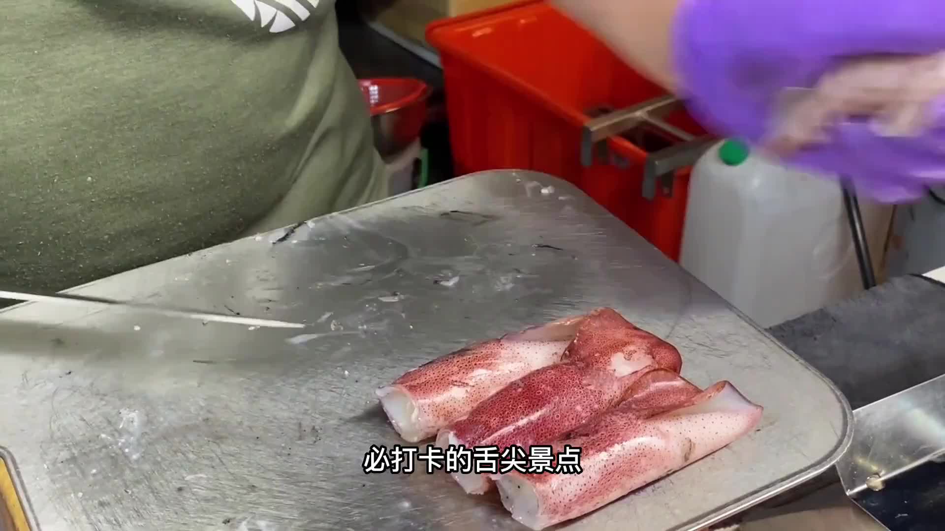 凭借着一手白灼鱿鱼，实现月入过万。