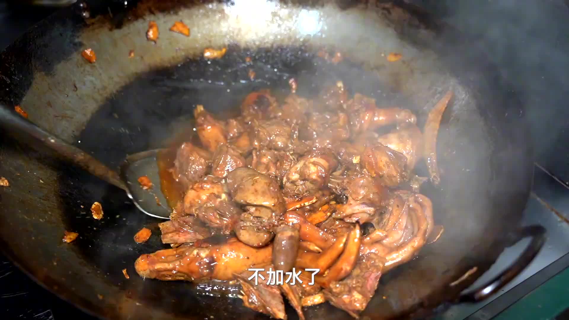 1锅400的沙焖狮头鹅，3个灶1天500斤柴，年底1天80锅