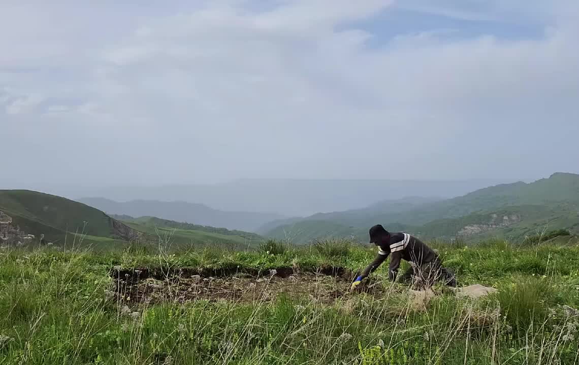第1集：谁能想到男人仅用一块塑料薄膜，就搭建出了一个温暖的小屋