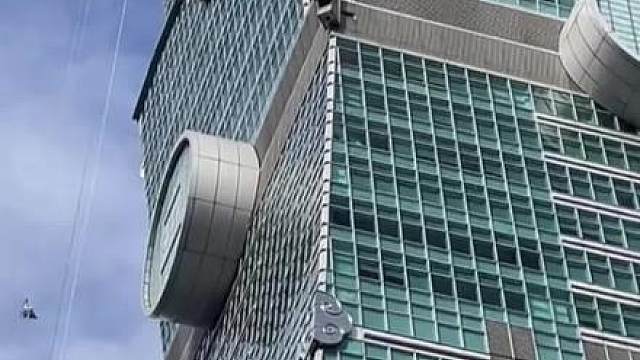 徒手攀爬大神:亚历克斯•霍诺德再次创造历史，徒手登顶中国台北101大楼