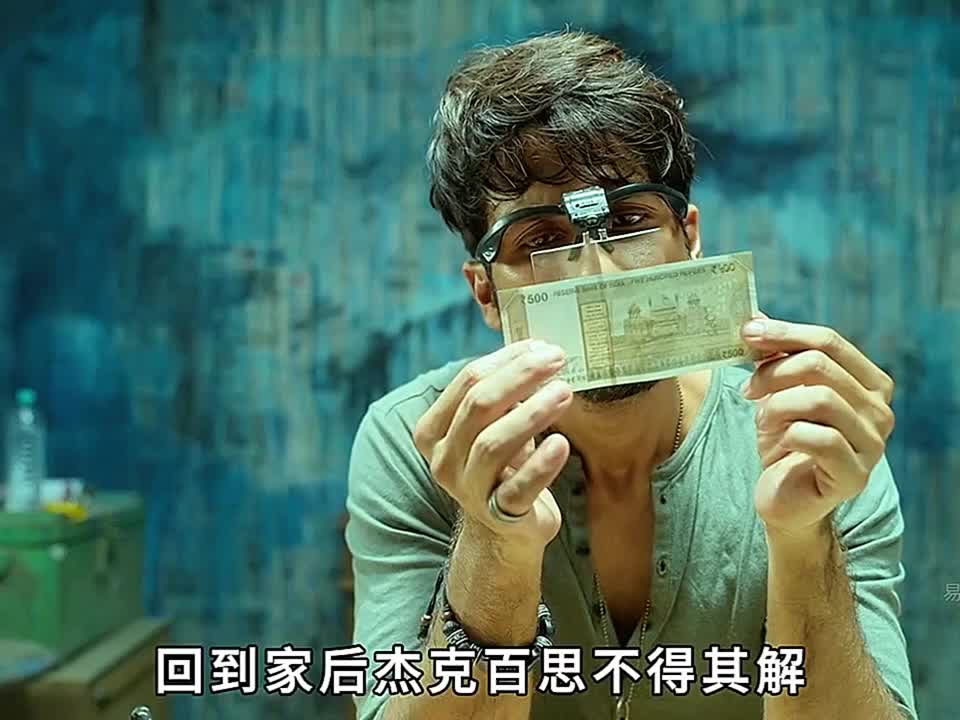 贪小便宜的男人每次都不投币就窃取自动售货机里的饼干