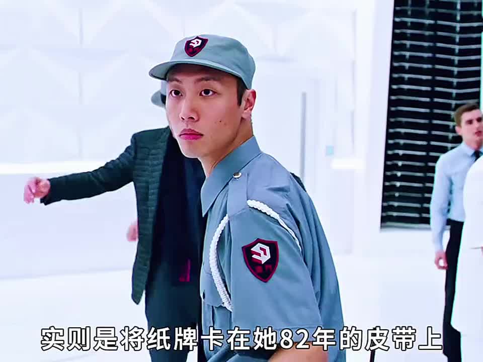 男人轻轻一提餐盘秒变公文包