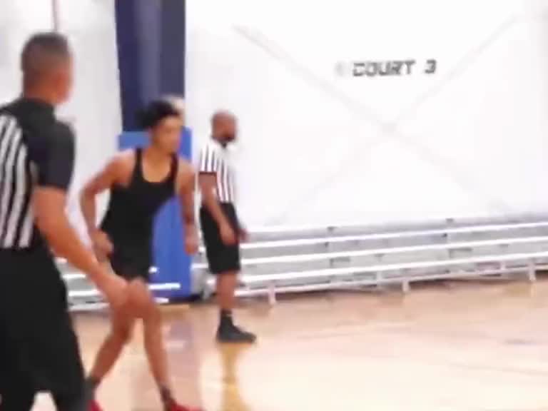 Slim在球场暴扣频现，超远三分信手拈来，惊艳四座。