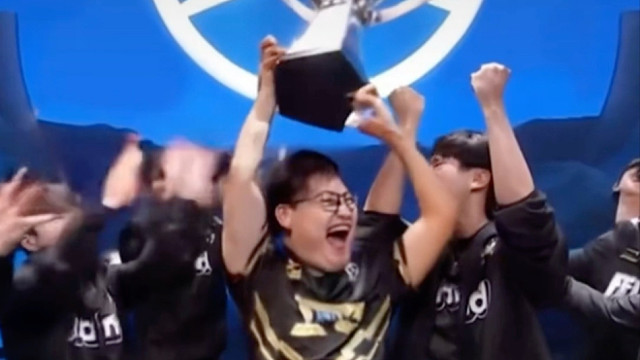 最新消息：uzi偷fmvp奖杯被工作人员发现，只能返回临时颁奖