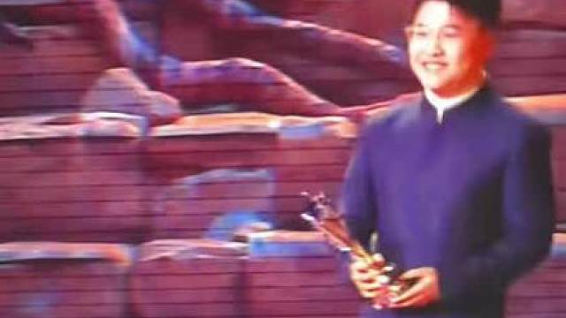 恭喜uzi获得英雄联盟全球总冠军 颁奖员