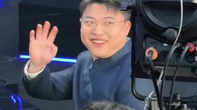 巧遇Uzi在解说席准备中，网友：真的好想再看你上台打比赛！