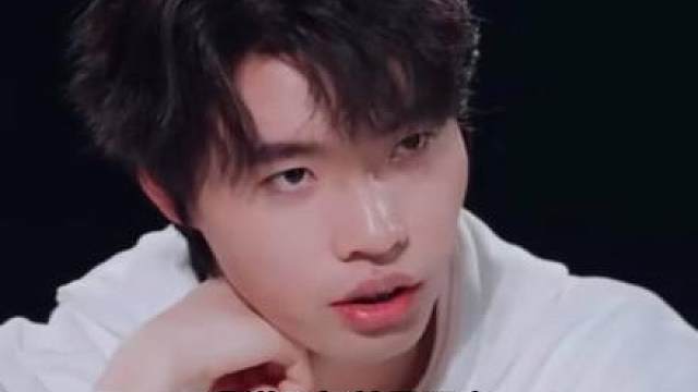 向鱼回去就把这个视频发到中单群里