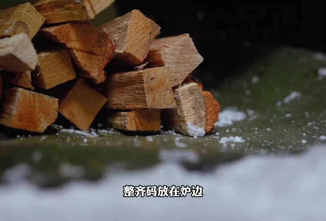 雪地露营，帐篷秒变桑拿房。