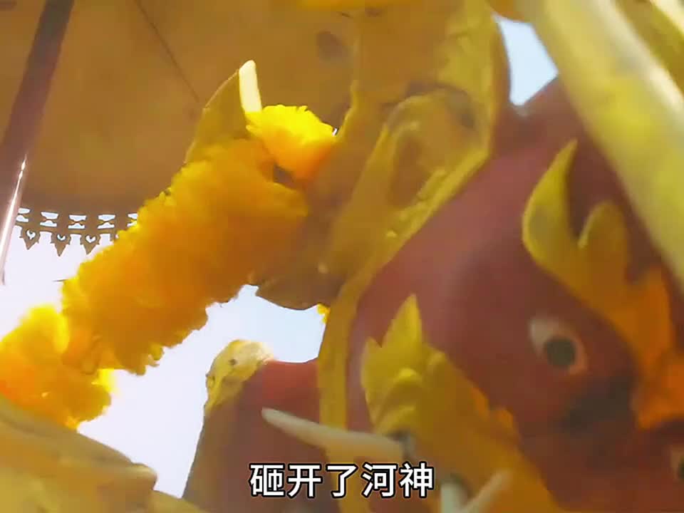 小伙不顾村民们的反对直接一锤把河神像砸了个窟窿