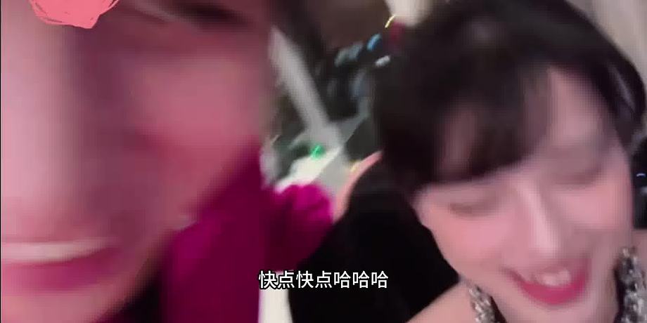 沫子跟男朋友當(dāng)眾舌吻，場(chǎng)面相當(dāng)炸裂，觀眾直呼還在直播呢