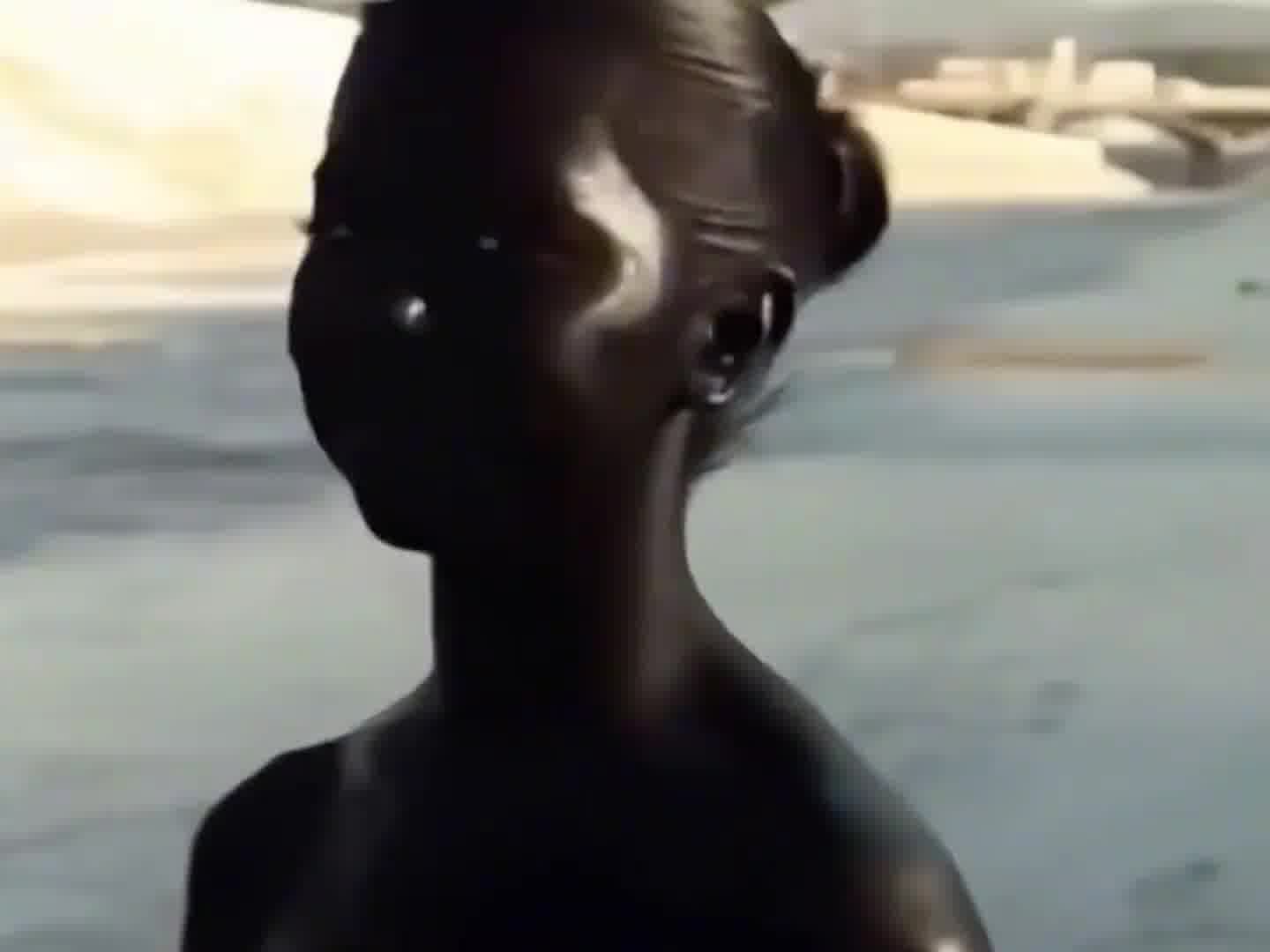 如果不是后面她自己笑自己 我是认不出来是邓紫棋 哈哈