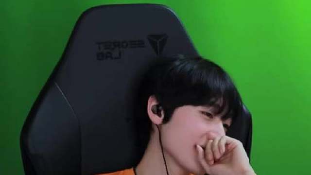 事情经过是这样的：我当时是单人游戏，战绩是 0/14/0 ，但是 AI 把我封禁了…… 我被封禁了 