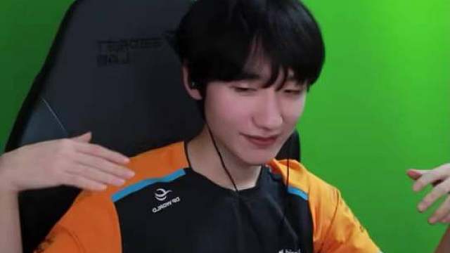 小花生的申诉：“我真的不是故意的，虽然我也明白 0/14/0 的战绩确实无话可说。但我当时正在开着直