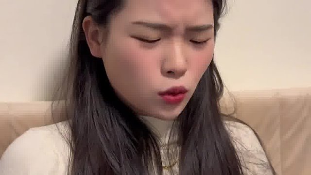 这妞怎么还两幅面孔