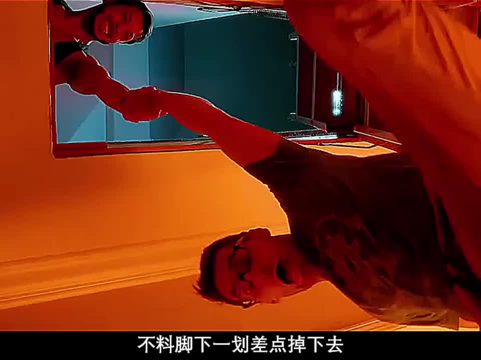 男人刚转身竟一脚踩在了岩浆上万度的高温瞬间将他的玉足点燃