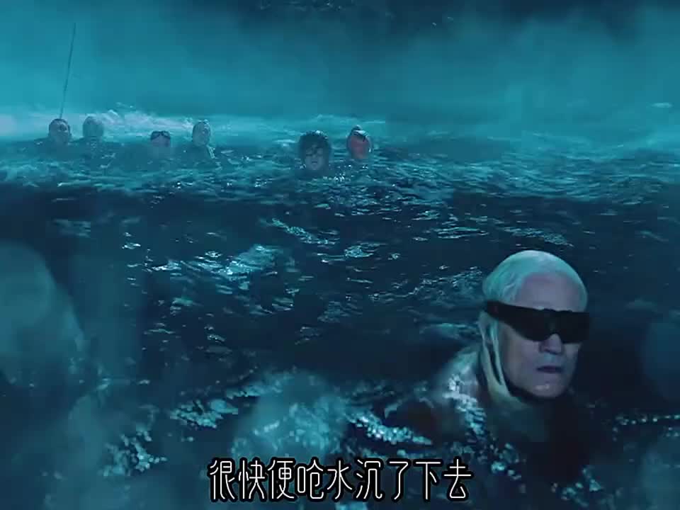 你注意到男人手中的小球了吗?