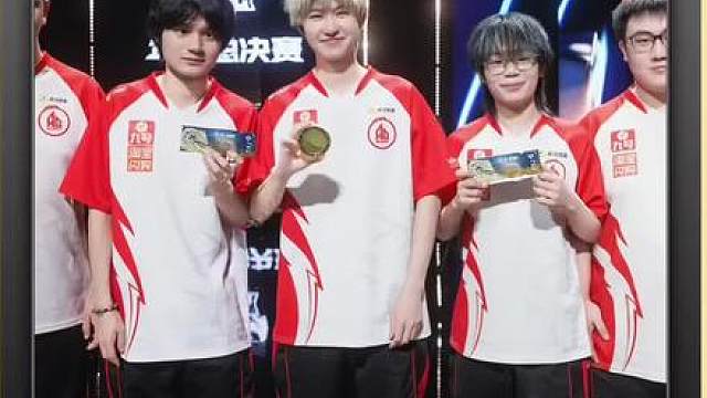 大黄评价AG的完全体能不能打过再次完成了净化的WB？