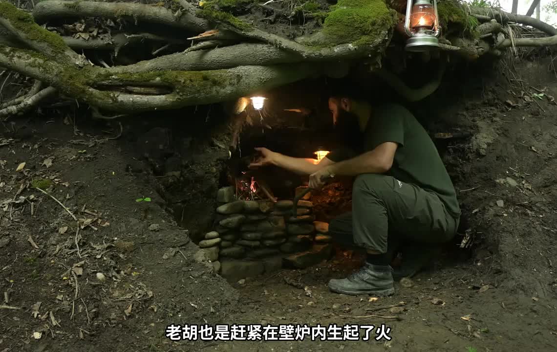 只需几根树枝，男人就在一个树根下搭建了舒适的小屋