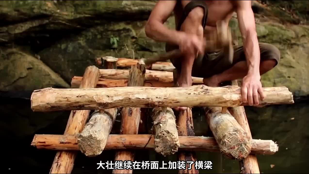 这个男人不仅在野外炼出了铁，而且建造了这么漂亮的小屋