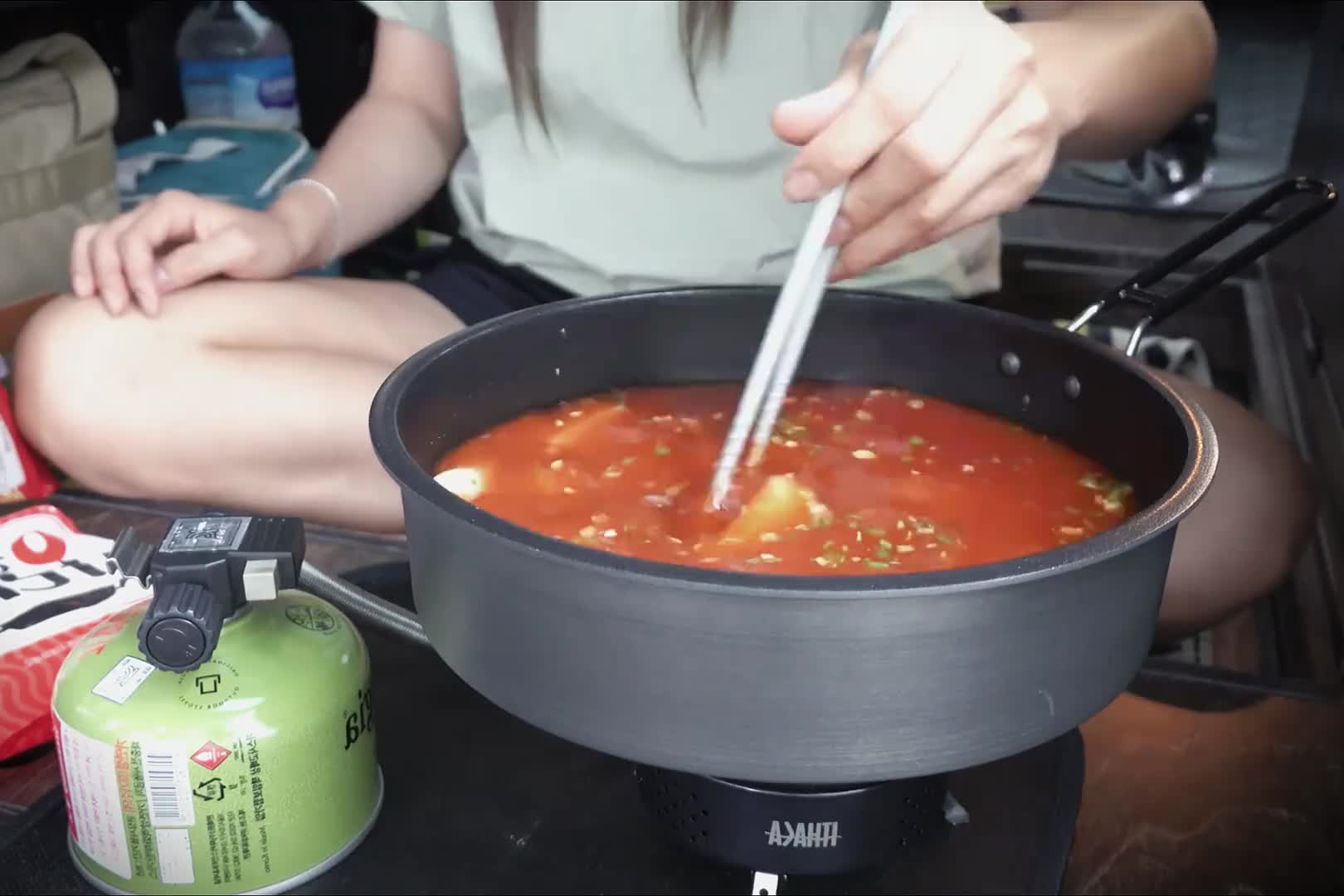 暴雨天车里露营，搭建房车帐篷露营地，享受户外露营生活