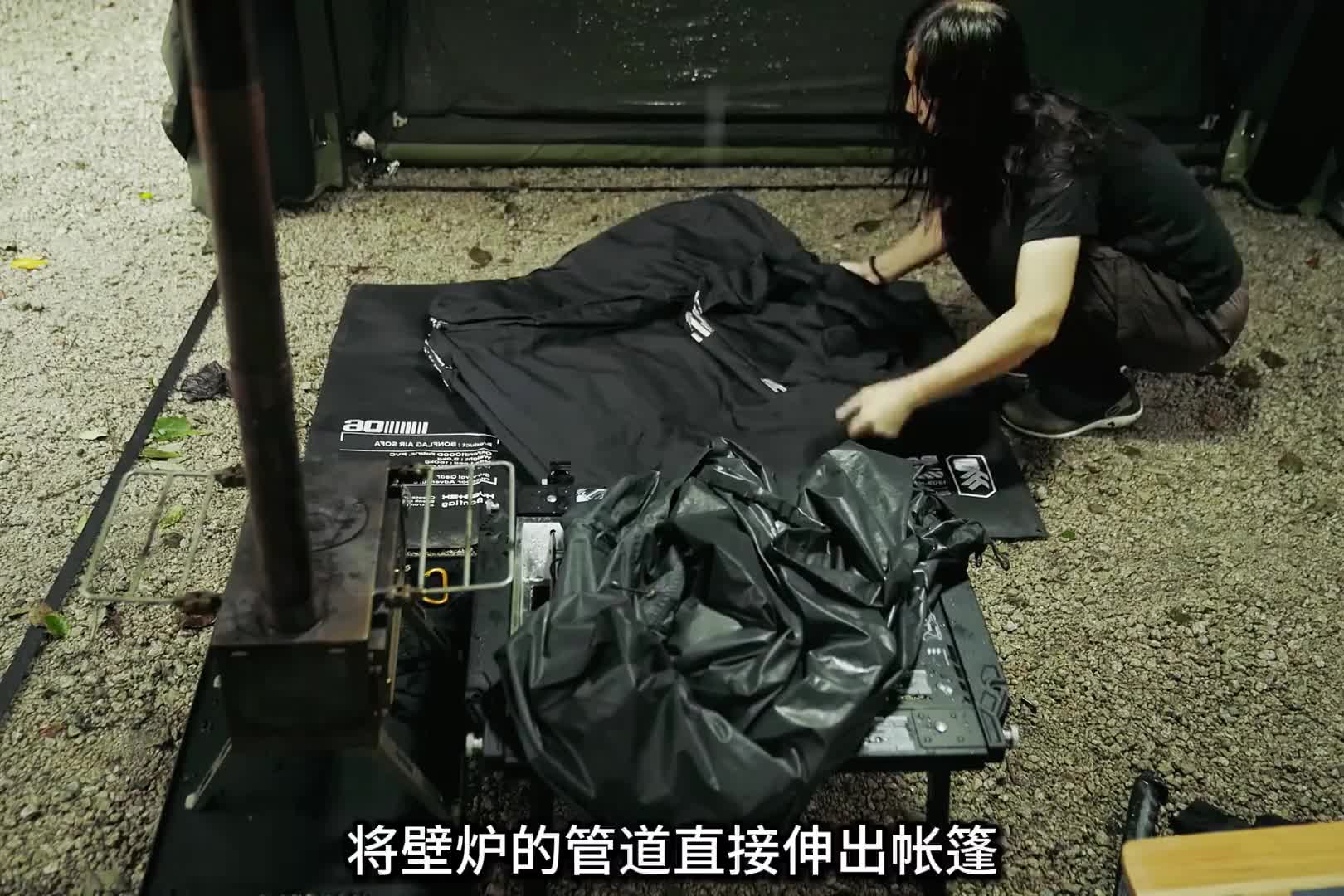 森林深处搭建帐篷露营，连体帐篷雨中惬意享受，度过暴雨天