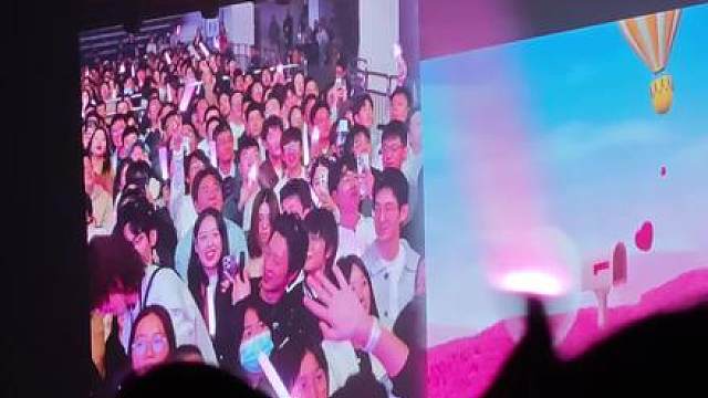 你是说我和Mike、钟意还有小危哥一起看同一场演唱会吗