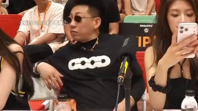 大哥   z有摄像机  自瞄关了  关了