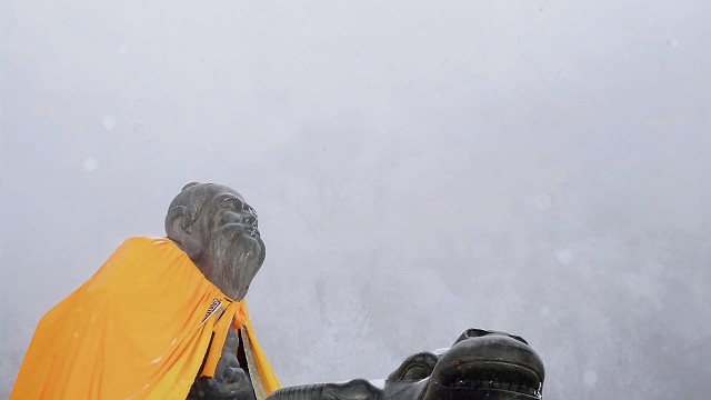  寒酥覆嶂凝嘉气素影横峰蕴四时