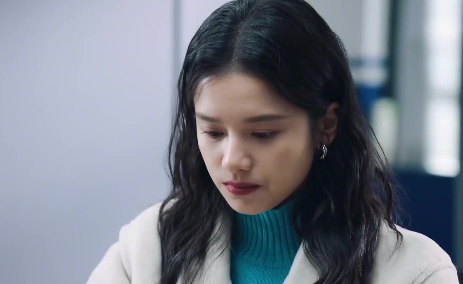 “谁给你的狗胆子，敢欺负我的男人，经过我同意吗？”