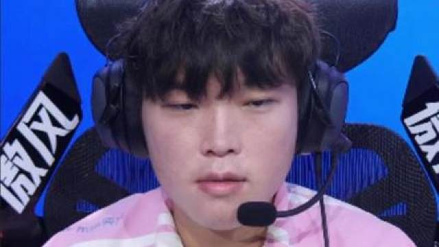 不哄着阿Bin玩，他就背上小书包回家了