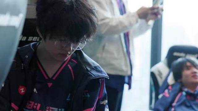 2026VCT CN启点赛丨 BLOG 02 心定得胜 “你去把他叫上，你别告诉他手机在这里” “我们一会儿五个人趴在地上，爬出去” “赢了一把感觉怎么样，上把是输了，这把赢了，下把会有变化吗？” “会” “所以你不要觉得下次一定要打好，要学会放松” 放平心态，从容面对每一场比赛！