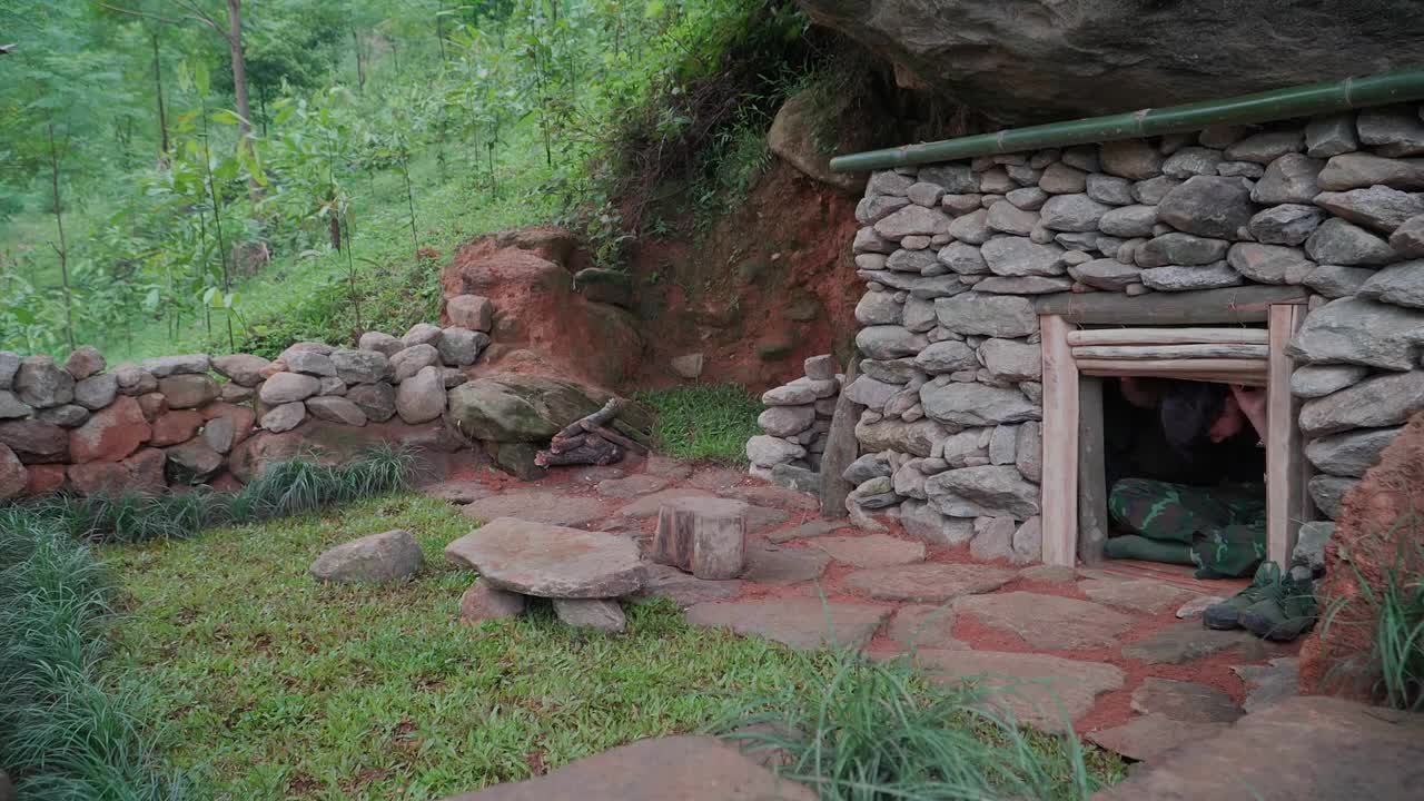 第2集：谁能想到男人仅仅是躲雨，竟然在崖壁下搭建了漂亮的小屋