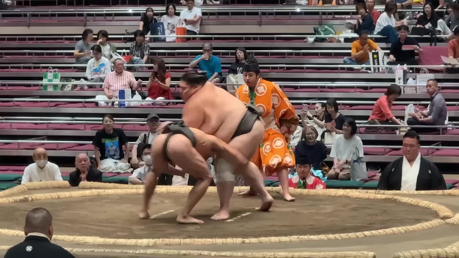 体型悬殊的相扑比赛