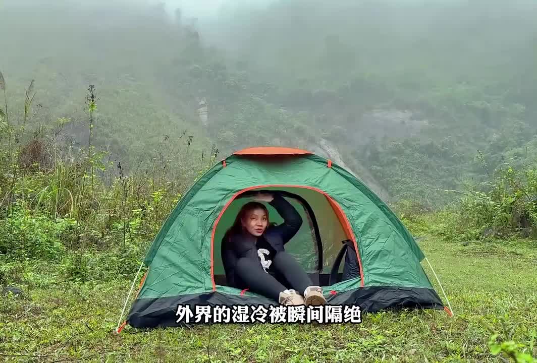 入森林露营 _ 沉浸式自然体验，聆听鸟鸣。