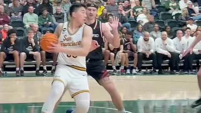 王俊杰今天对战太平洋大学，砍下11分，持球内线单打，转身晃过对手，打进2分，造成犯规！