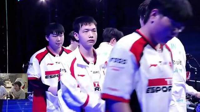 姿态看小奶油和bin对刚 碰拳环节直接学bin不弯腰