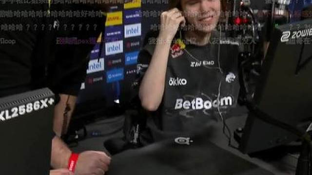 donk鼠标没电边充边玩大狙四杀