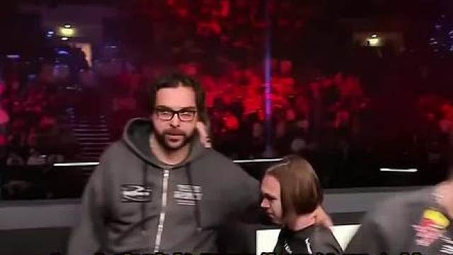 DANK1NG 看 donk 数据 干掉你三个人队友也就赢了