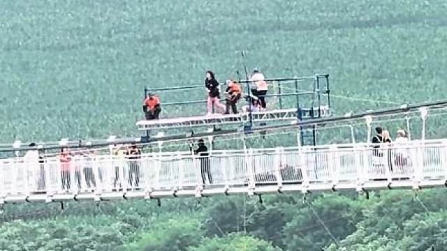 我从不虚假的对待身边任何人，可惜这个世界有太多人不真诚