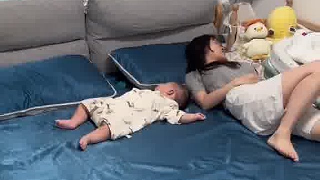 宝宝睡觉到底有多粘人，总是能精准定位到妈味