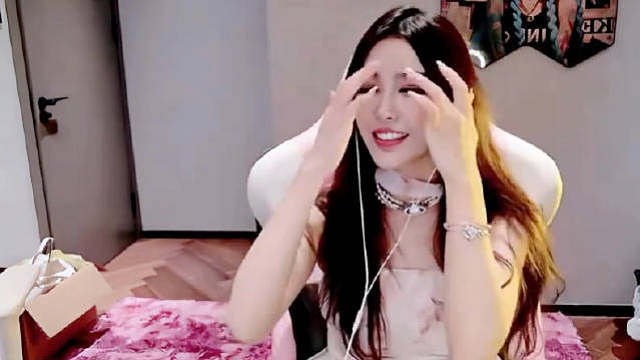 Rita：我今天很认真的化了妆，今天18岁！下次如果有机会去姿态家你们想看什么？ 弹幕热评： 1、这