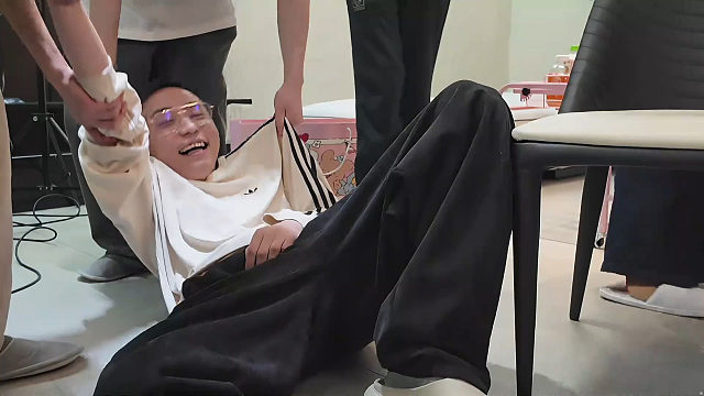 水晶哥生日会 掰手腕比赛！主播遭zzr掰倒在地上 俄罗斯特工maozi力压群雄轻松夺冠！