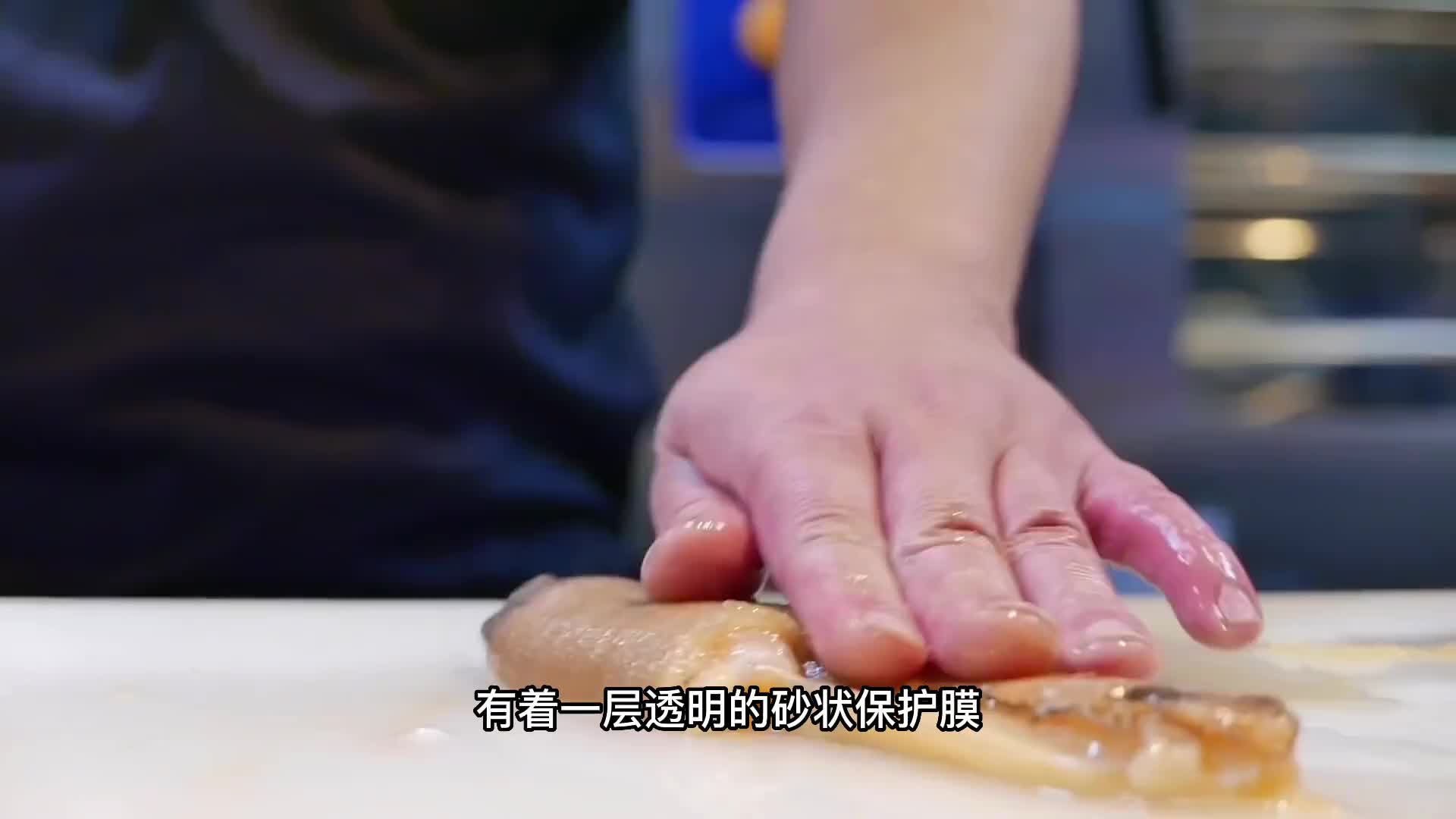 一条鼻管就有成年人半个手臂长的象拔蚌，做成刺身是真的美味。