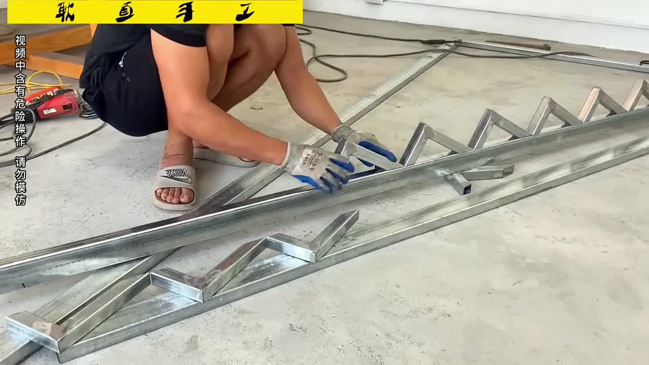 凭着聪明的才智和高超的手艺制作出非常有创意的折叠楼梯