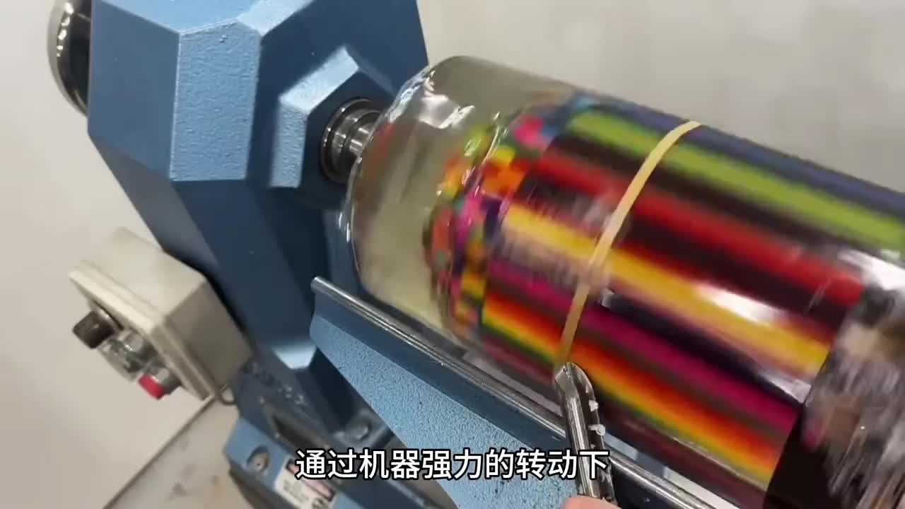 利用一些彩色铅笔竟然打造出一款精致的工艺品