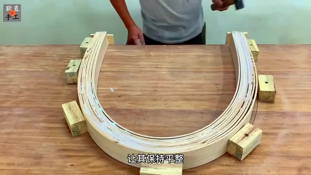 利用几根木条制作出精美的躺椅