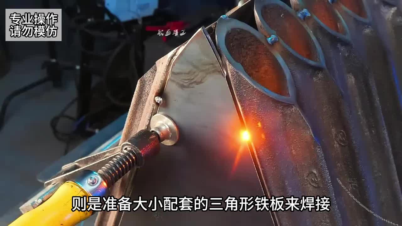 利用暖气片制作成一款精致小巧的柴火取暖炉