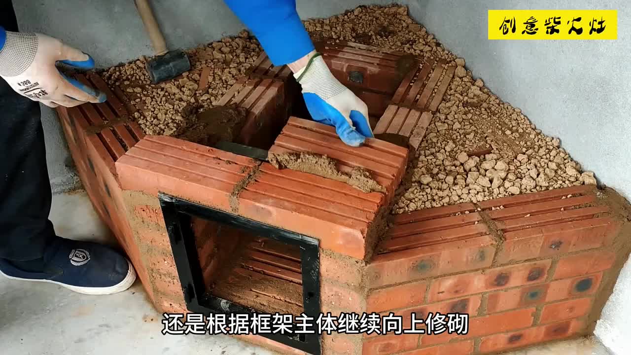 在自家墙角砌建出一座精美小巧的创意农村柴火灶
