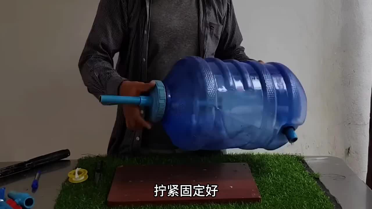 塑料瓶和管子进行组合竟然能将十米深井的水抽上来